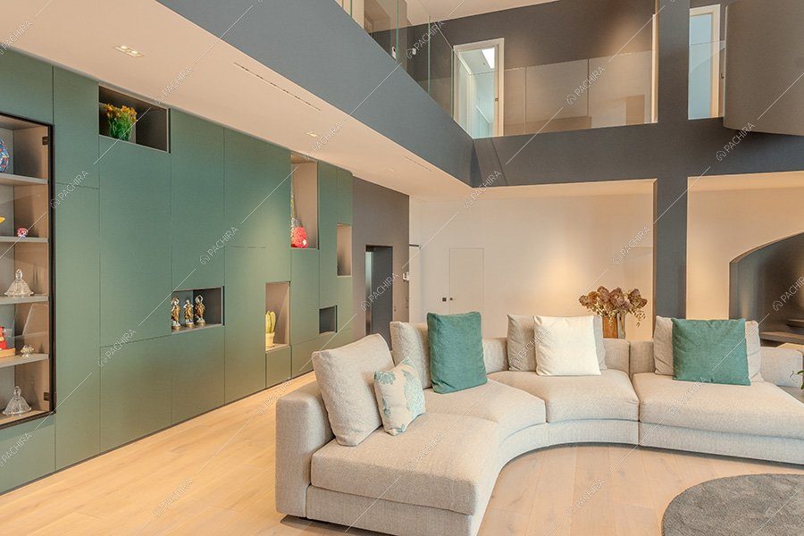 Salotto dell'appartamento Miele, location moderna per shooting a Milano