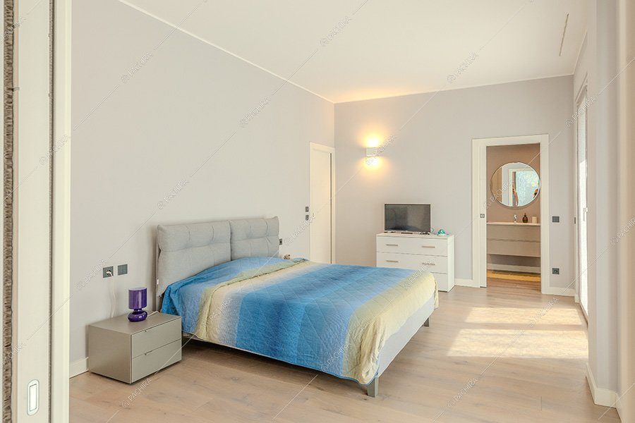 Camera da letto dell'appartamento Miele, location moderna per shooting a Milano