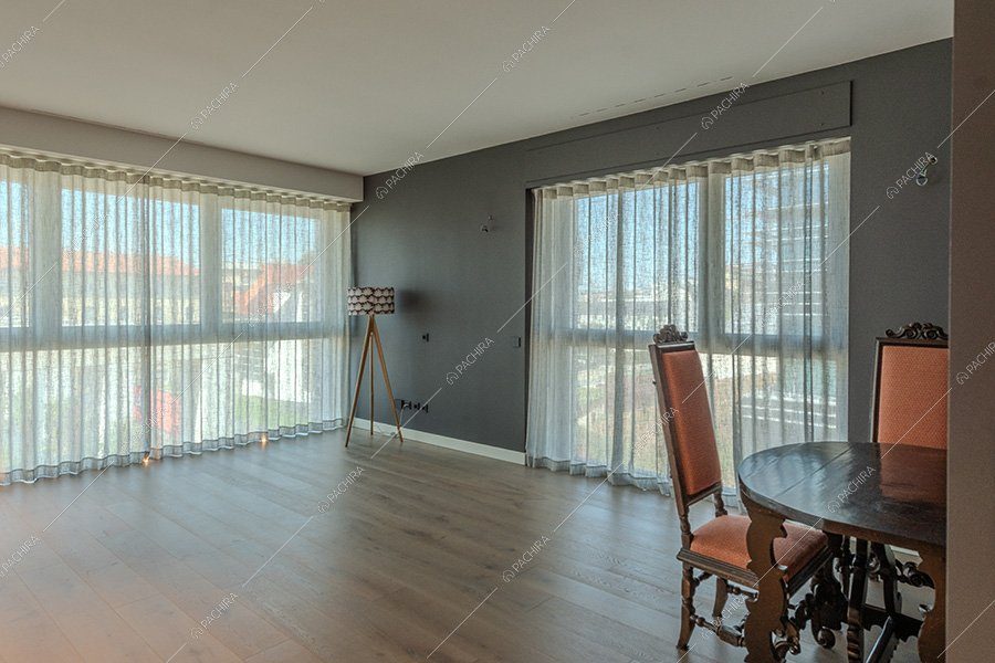Sala da pranzo dell'appartamento Miele, location moderna per shooting a Milano