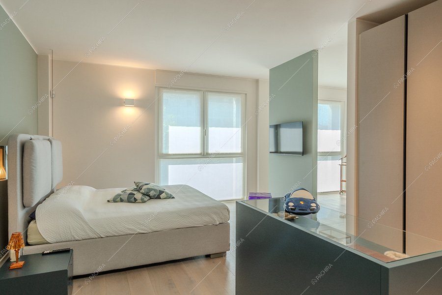 Camera da letto dell'appartamento Miele, location moderna per shooting a Milano
