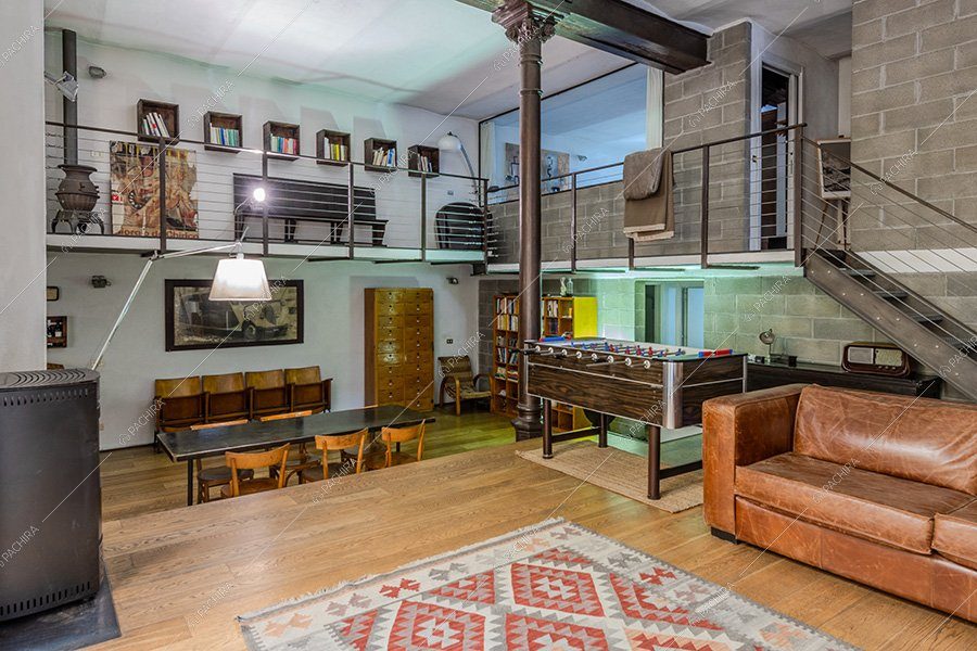 Zona living del loft Foraker, location in stile vintage a Bergamo