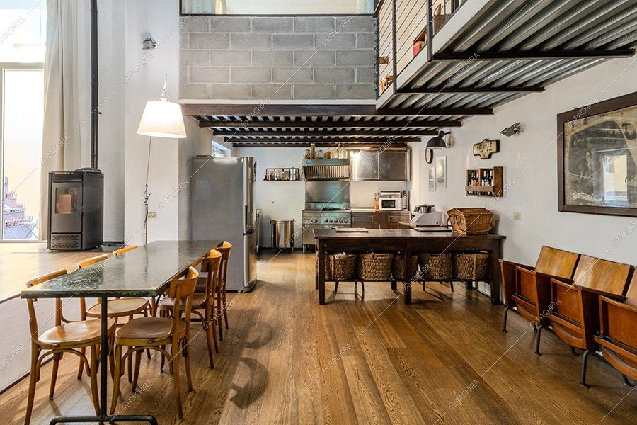 Zona pranzo del loft Foraker, location in stile vintage a Bergamo