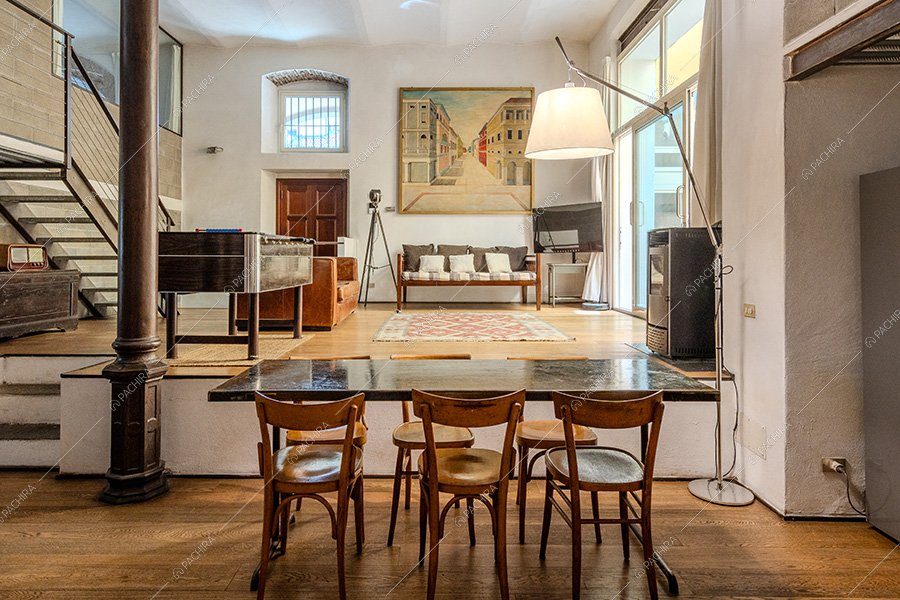 Zona pranzo del loft Foraker, location in stile vintage a Bergamo