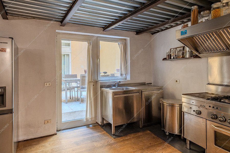 Cucina del loft Foraker, location in stile vintage a Bergamo