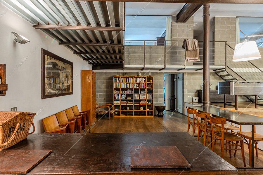 Zona living del loft Foraker, location in stile vintage a Bergamo