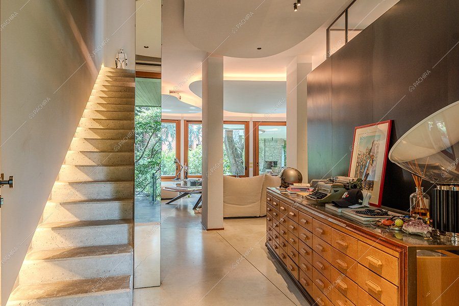 Scale della villa Atlas, location in stile contemporaneo per shooting a Milano