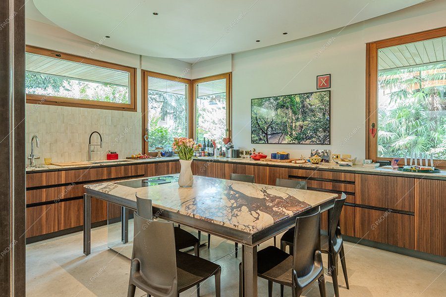 Cucina della villa Atlas, location in stile contemporaneo per shooting a Milano