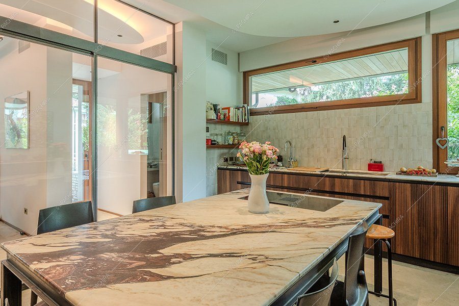 Cucina della villa Atlas, location in stile contemporaneo per shooting a Milano