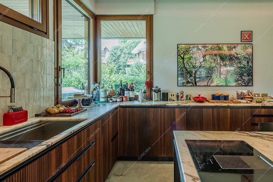 Cucina della villa Atlas, location in stile contemporaneo per shooting a Milano