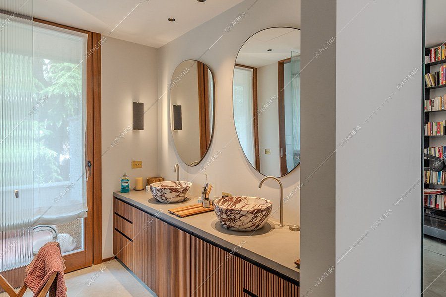Bagno della villa Atlas, location in stile contemporaneo per shooting a Milano