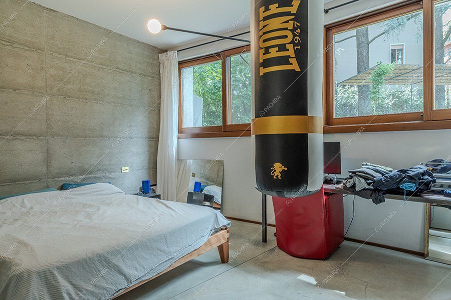Camera da letto della villa Atlas, location in stile contemporaneo per shooting a Milano