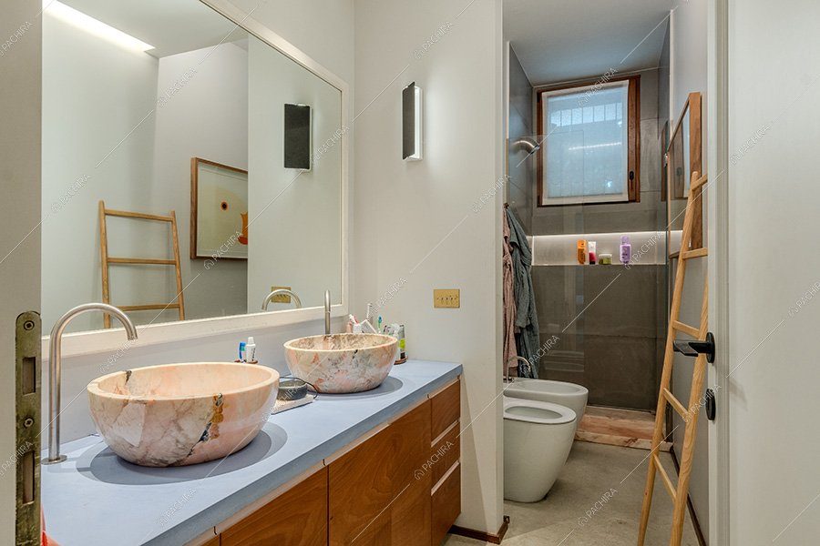 Bagno della villa Atlas, location in stile contemporaneo per shooting a Milano