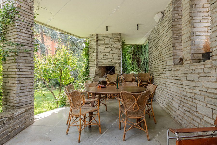 Veranda della villa Atlas, location in stile contemporaneo per shooting a Milano