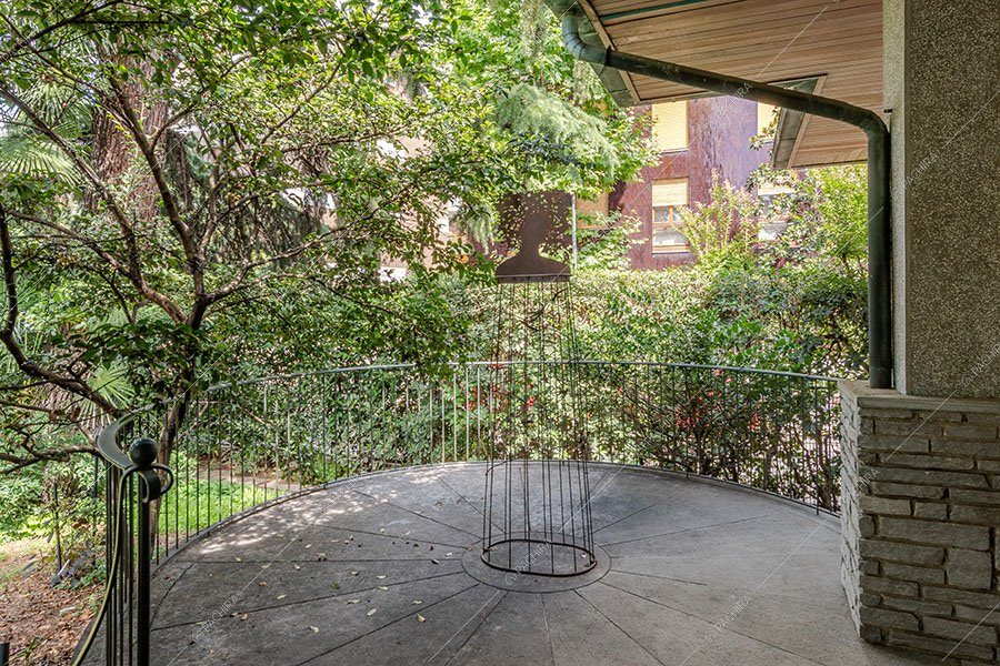Balcone della villa Atlas, location in stile contemporaneo per shooting a Milano