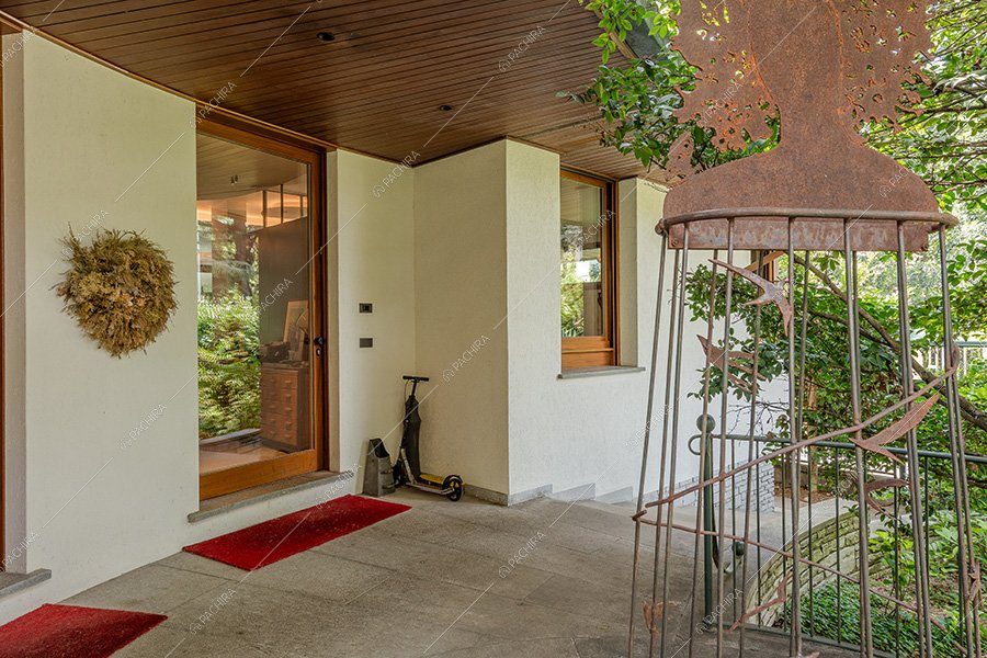 Ingresso della villa Atlas, location in stile contemporaneo per shooting a Milano