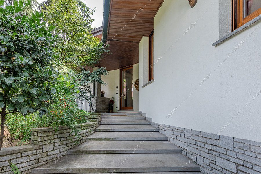 Scale della villa Atlas, location in stile contemporaneo per shooting a Milano