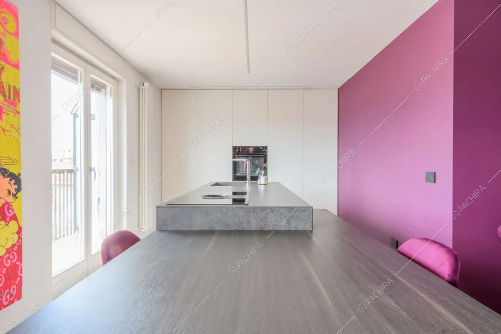 Cucina a isola dell'appartamento Quiabo, location in stile contemporaneo a Milano