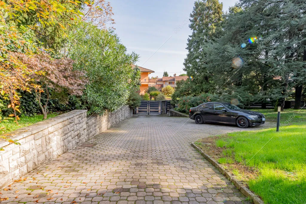 Vialetto della villa Darling, location in stile contemporaneo a Monza