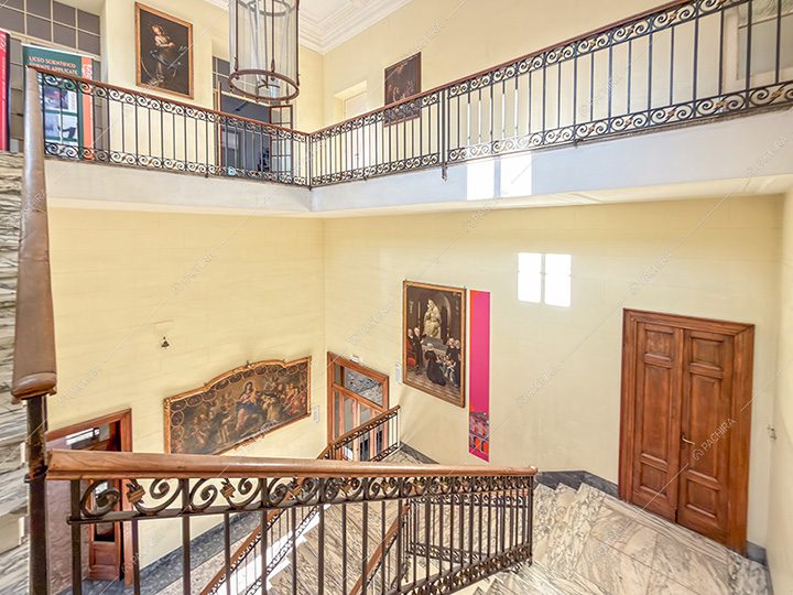 Scale della dimora storica Ande, location in stile classico a Monza