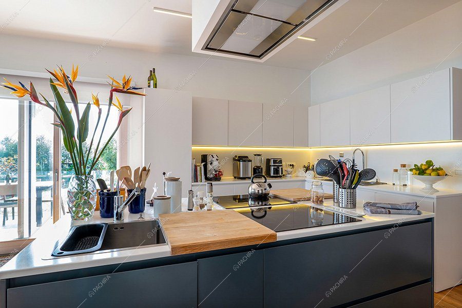 Cucina della villa Etna, location moderna per shooting a Catania