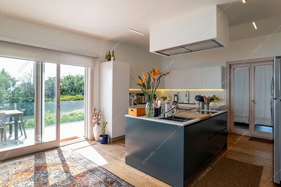 Cucina a isola della villa Etna, location moderna per shooting a Catania