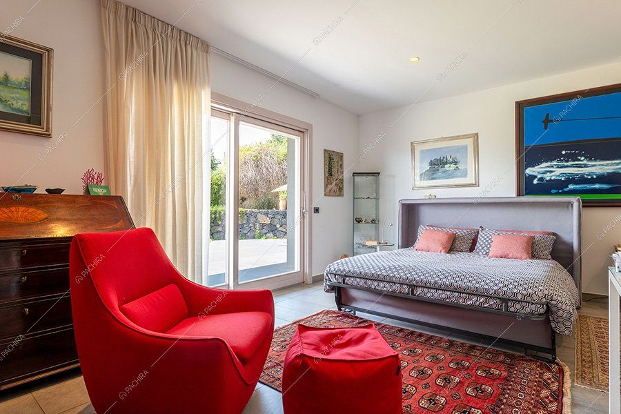 Camera da letto della villa Etna, location moderna per shooting a Catania