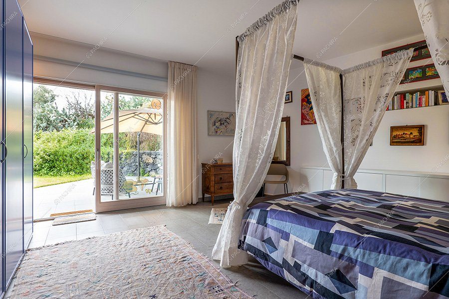 Camera da letto della villa Etna, location moderna per shooting a Catania