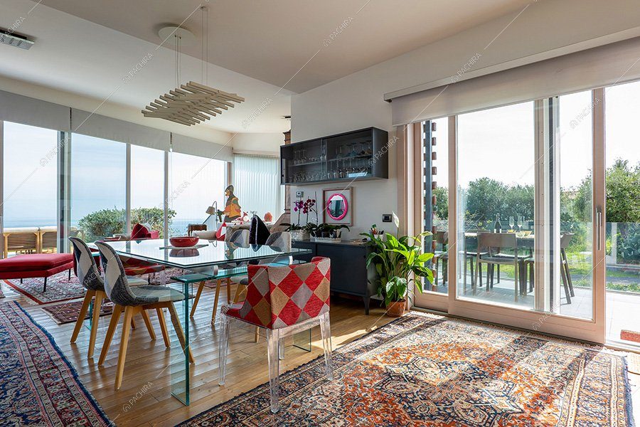 Zona living della villa Etna, location moderna per shooting a Catania