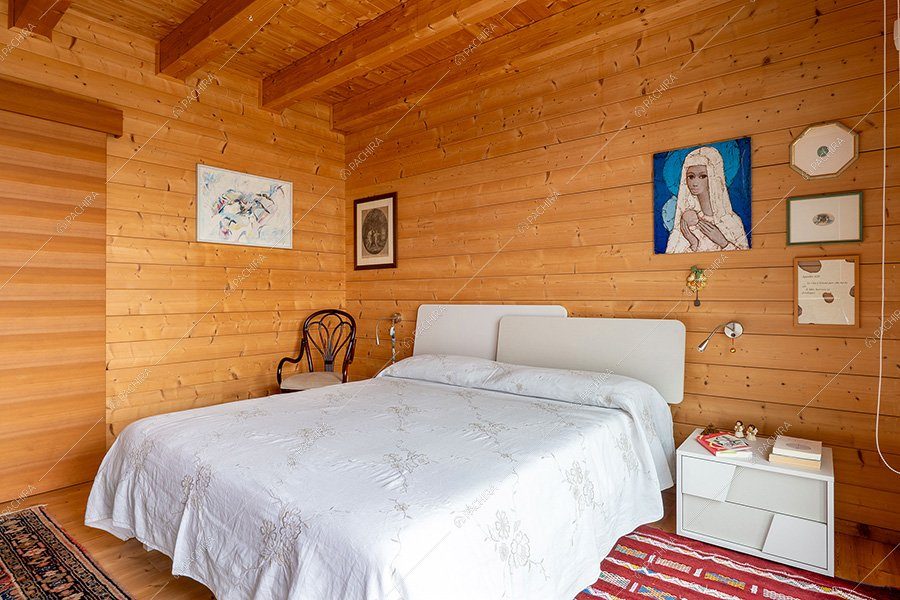 Camera da letto della villa Etna, location moderna per shooting a Catania