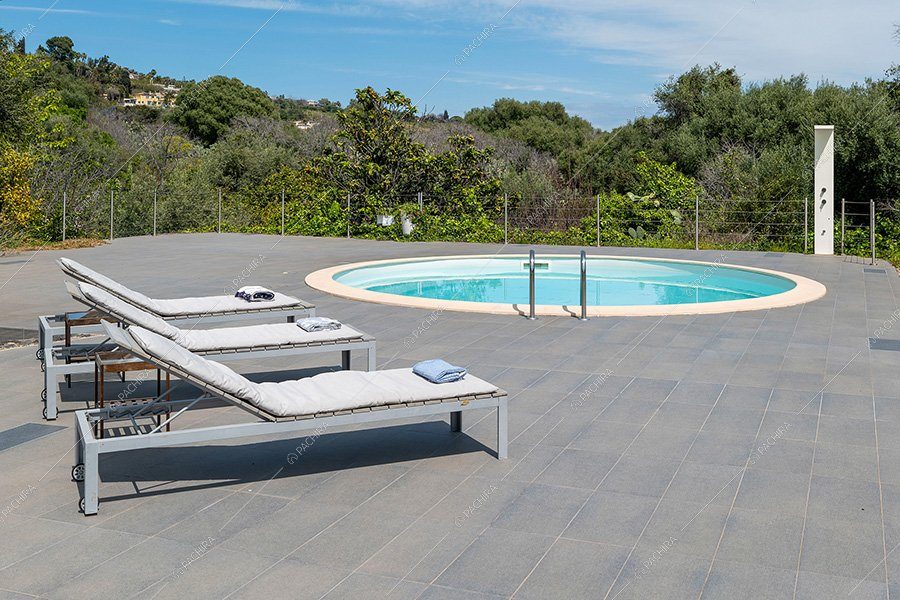 Piscina della villa Etna, location moderna per shooting a Catania