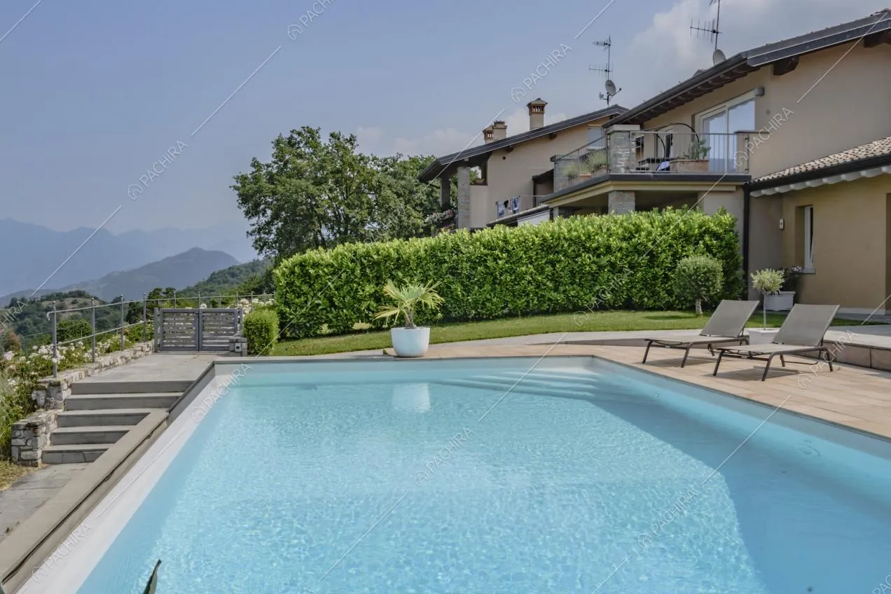 Elegante piscina esterna alla villa e sdraio