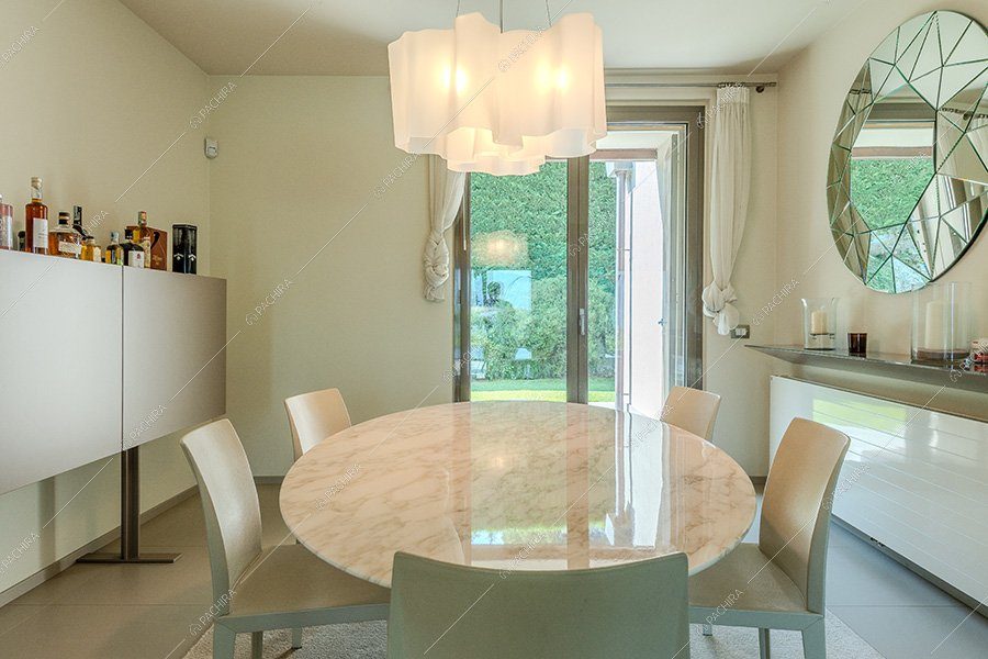 Sala da pranzo della villa Titanio, location contemporanea per shooting a Milano