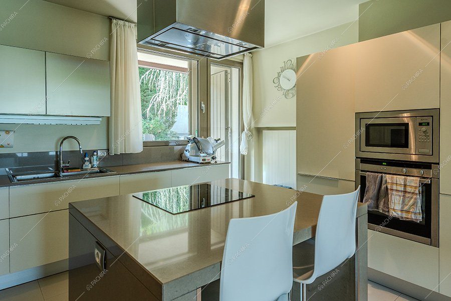 Cucina della villa Titanio, location contemporanea per shooting a Milano