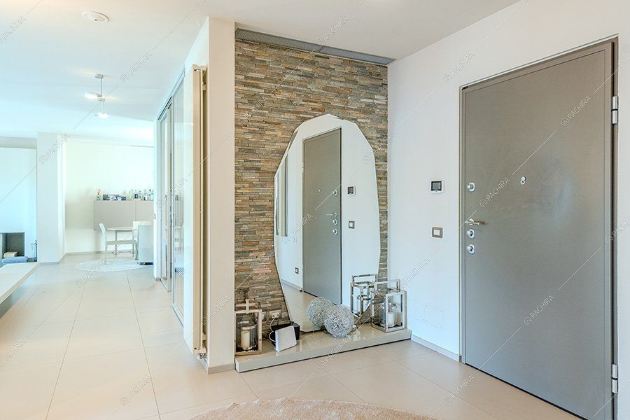 Ingresso della villa Titanio, location contemporanea per shooting a Milano