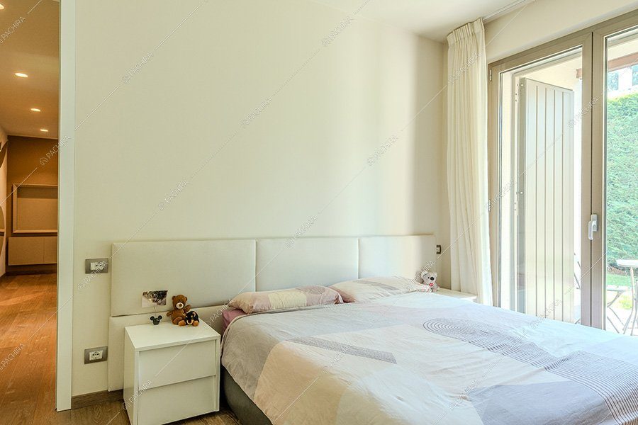 Camera da letto della villa Titanio, location contemporanea per shooting a Milano