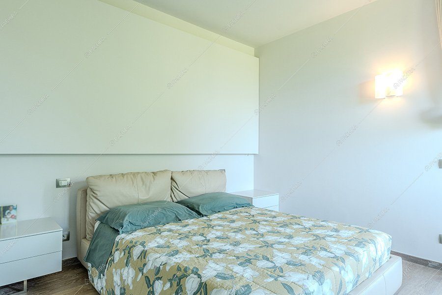 Camera da letto della villa Titanio, location contemporanea per shooting a Milano