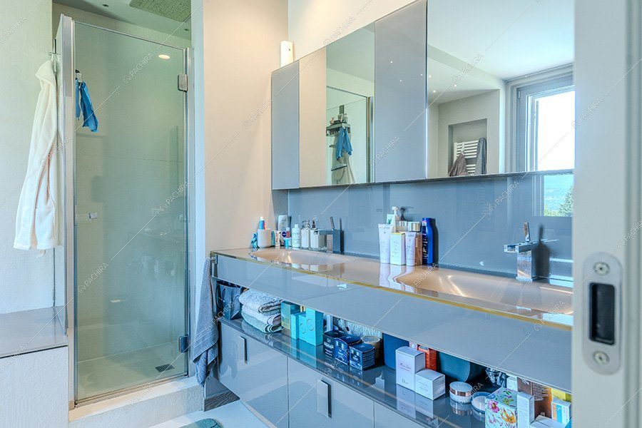 Bagno della villa Titanio, location contemporanea per shooting a Milano