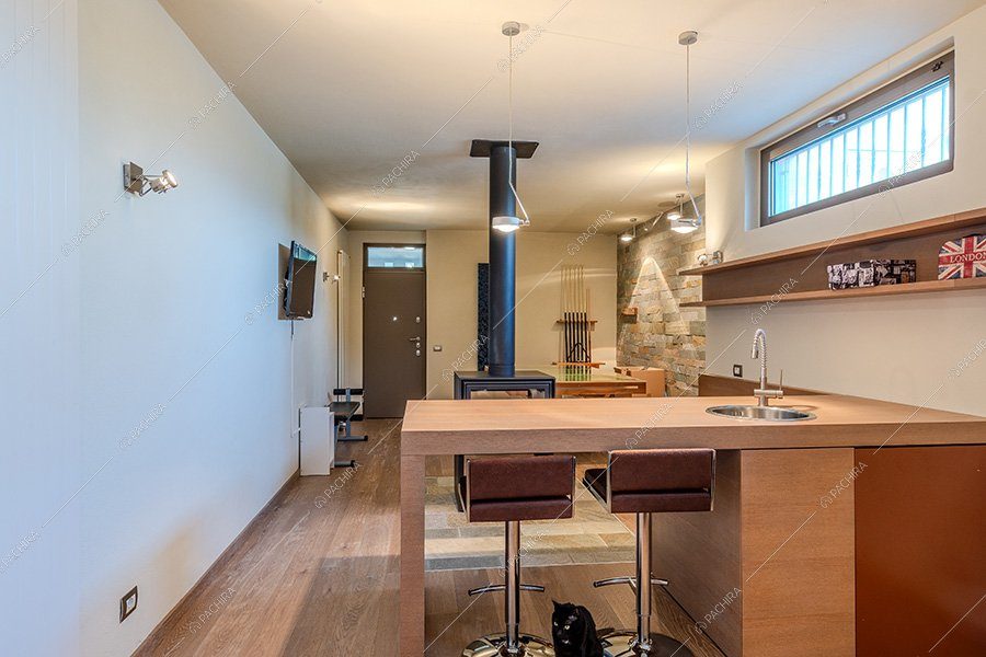 Cucina della villa Titanio, location contemporanea per shooting a Milano