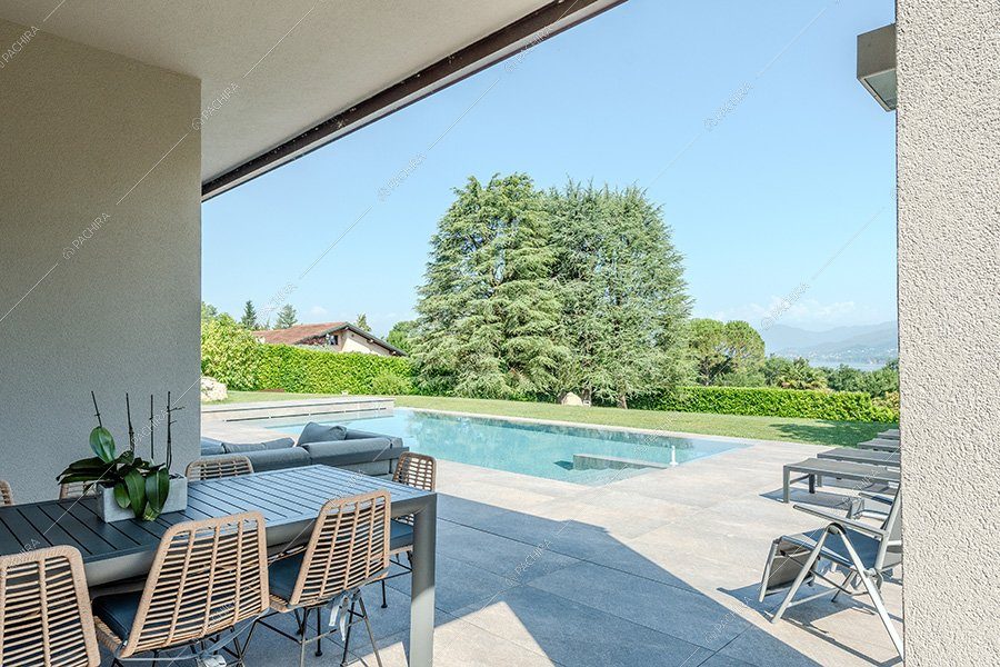 Piscina della villa Titanio, location contemporanea per shooting a Milano