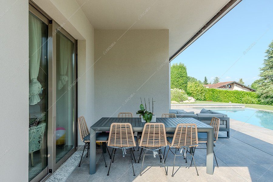 Veranda della villa Titanio, location contemporanea per shooting a Milano