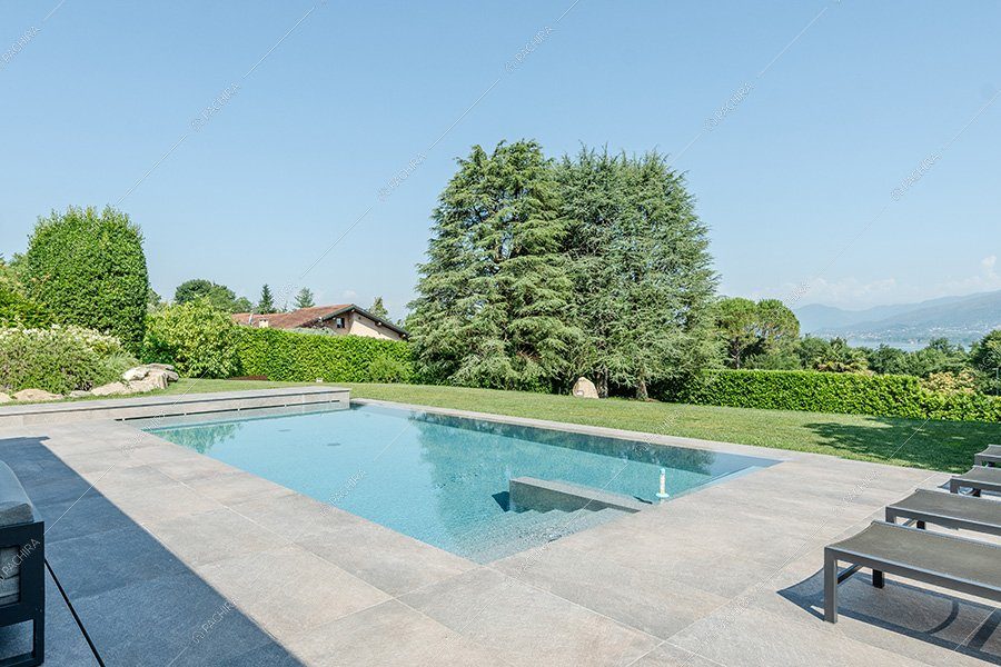Piscina della villa Titanio, location contemporanea per shooting a Milano