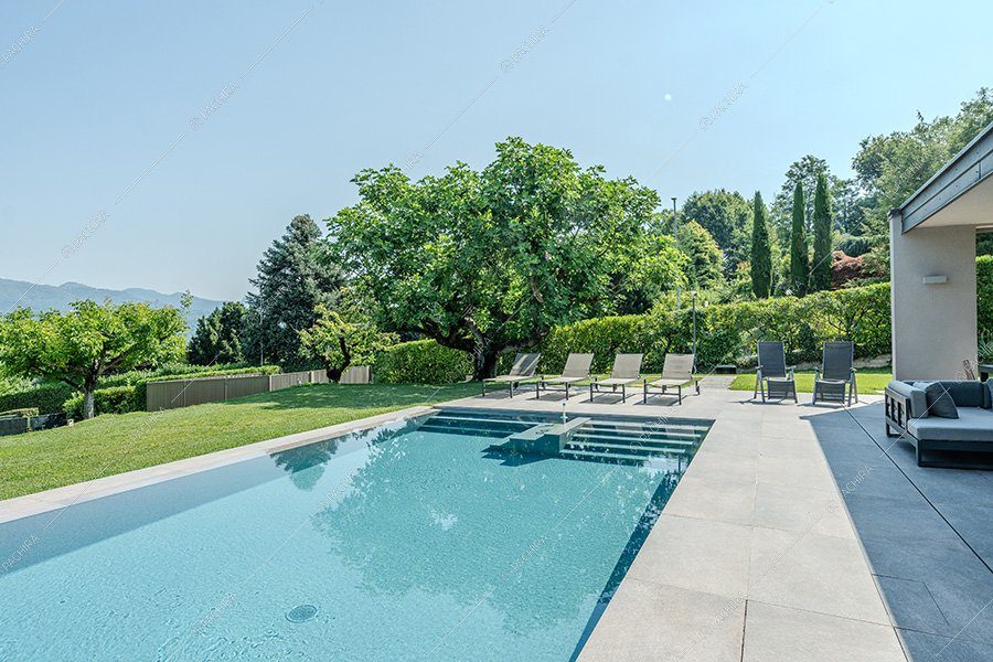Piscina della villa Titanio, location contemporanea per shooting a Milano