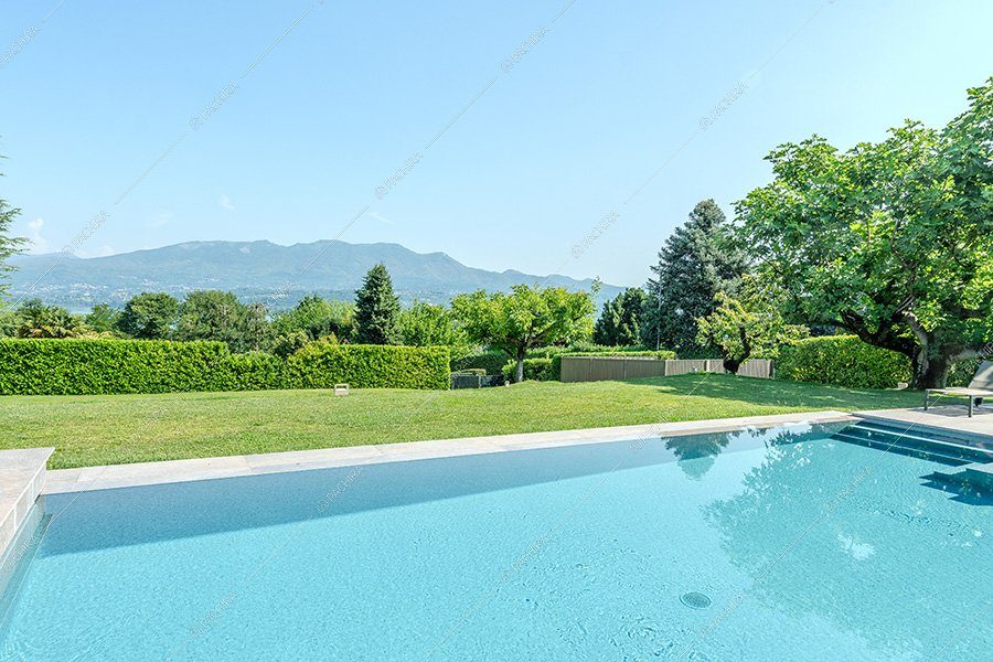 Piscina della villa Titanio, location contemporanea per shooting a Milano