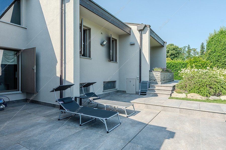 Cortile della villa Titanio, location contemporanea per shooting a Milano