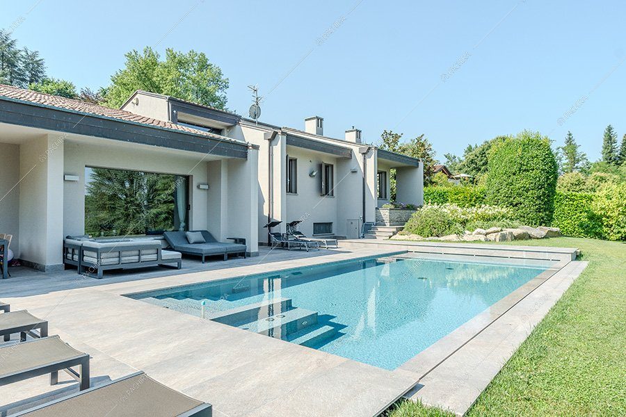Piscina della villa Titanio, location contemporanea per shooting a Milano