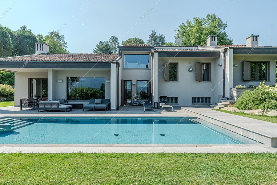Giardino con piscina della villa Titanio, location contemporanea per shooting a Milano