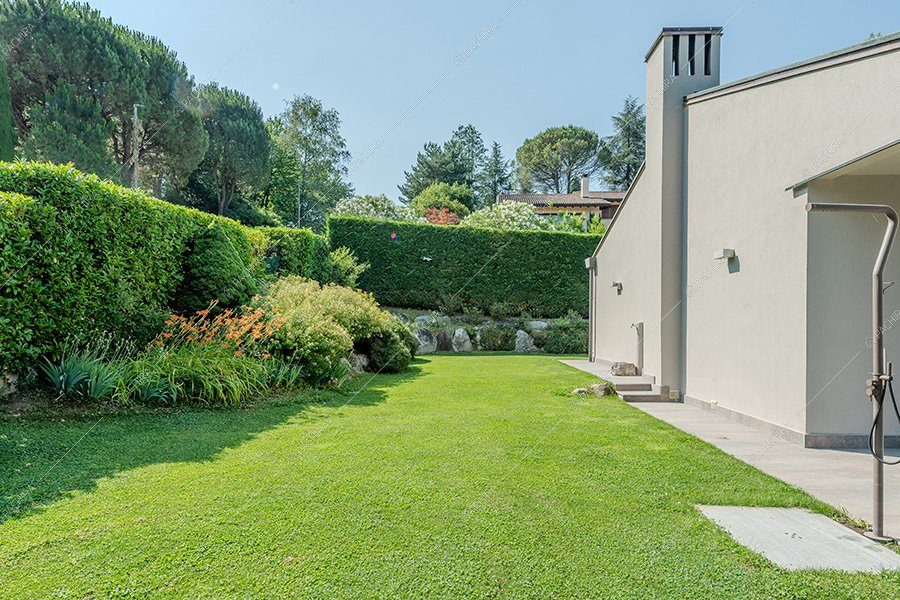 Giardino della villa Titanio, location contemporanea per shooting a Milano