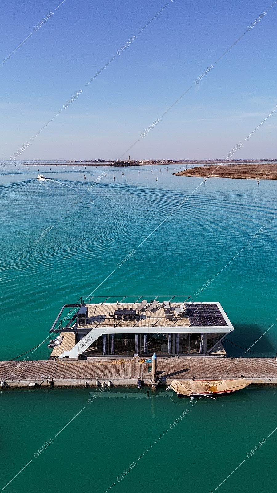 Esterni dell'imbarcazione Karaburan, location moderna per shooting a Venezia