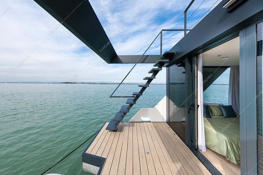 Terrazza dell'imbarcazione Karaburan, location moderna per shooting a Venezia
