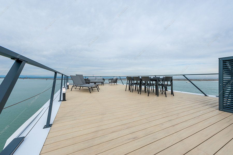 Terrazza dell'imbarcazione Karaburan, location moderna per shooting a Venezia